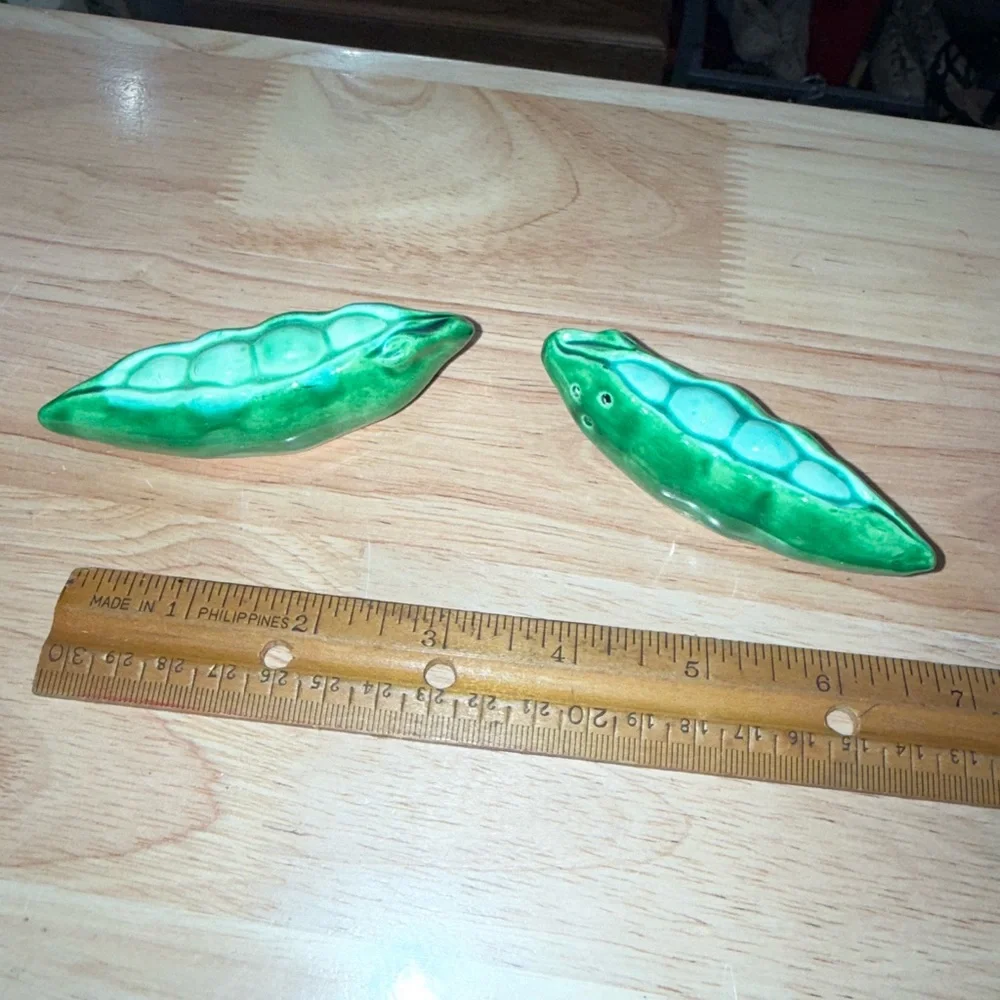 Green Pea Pod salt and pepper shakers vintage Japan